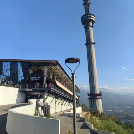 Farola LED 100W iluminando